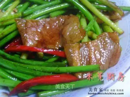 stir-fried bacon with garlic sprouts