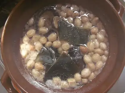 Seaweed and peanut pork knuckle soup