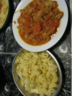 Macaroni in minced meat sauce