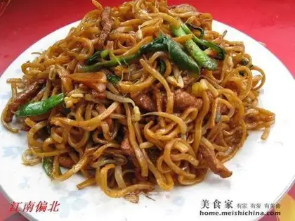 Fried noodles with shredded pork