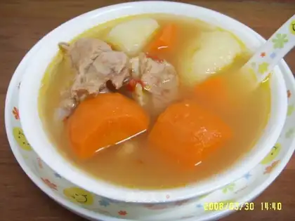 Carrots, potatoes and pork bone soup