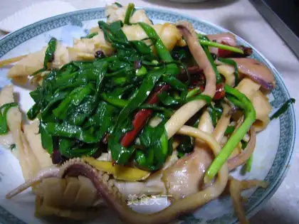 Saute fried leeks with dried squid