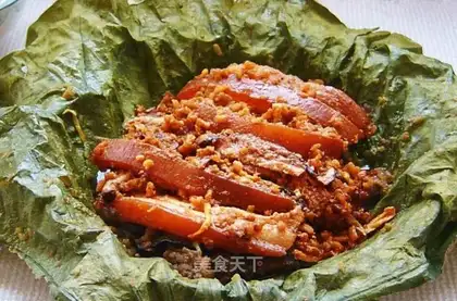 Steamed pork with lotus leaf