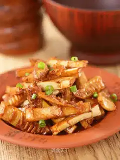 Braised spring bamboo shoots in oil