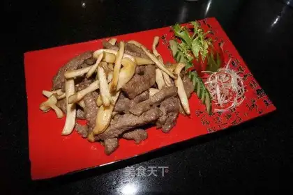 Dry stir-fried mushroom and beef tenderloin