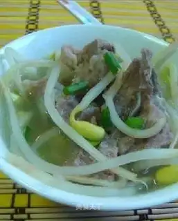 Soybean sprouts and pork ribs soup