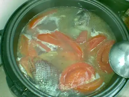 Tomato and crucian carp soup