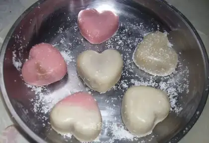 Red wine bean mashed ice skin mooncake