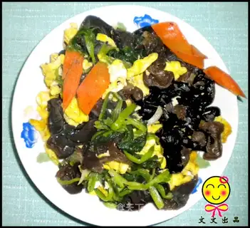 Scrambled eggs with fungus and spinach