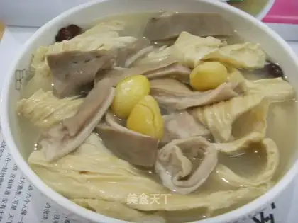 Ginkgo biloba and tofu bamboo pork tripe soup