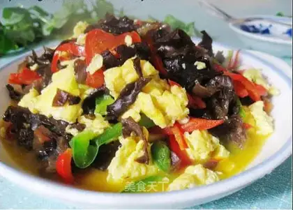 Scrambled eggs with fungus and double pepper