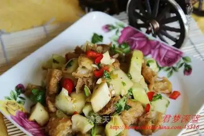 Mixed cucumber with fried dough sticks