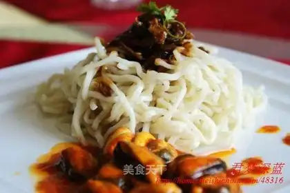 Creative version of fried sauce noodles