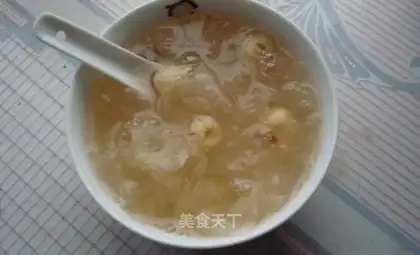 Crystal sugar Tremella lotus seed soup