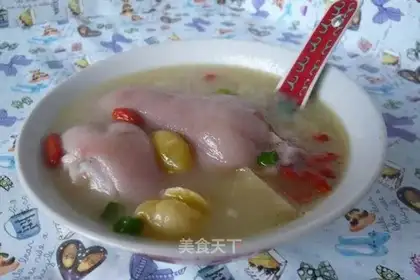 Ginkgo and wolfberry trotters soup