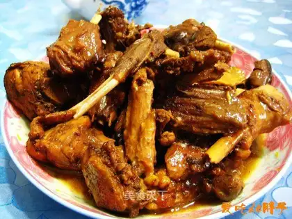 Stewed rabbit with three yellow chicken