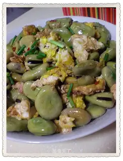 Scrambled eggs with chopped pepper and broad beans
