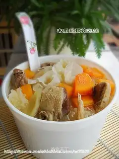 Stewed young pigeon with papaya and white fungus