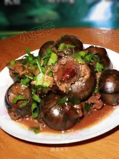 Field snail stuffed with meat