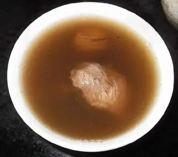 Stewed pork cross-legged with chicken bone and grass