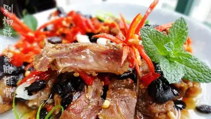 Steamed pork ribs with chopped pepper and black bean flavor