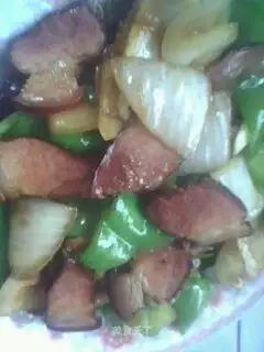 stir-fried bacon with green pepper and onion