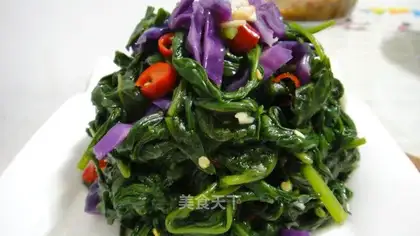 Mixed garlic and water spinach leaves