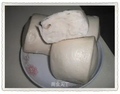 Knife cutting steamed buns