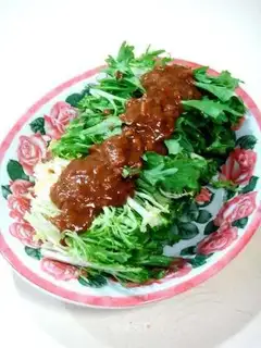 Garlic juice and sesame paste mixed with bitter chrysanthemum