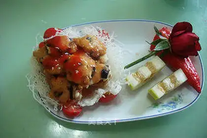 Chicken minced in tomato sauce