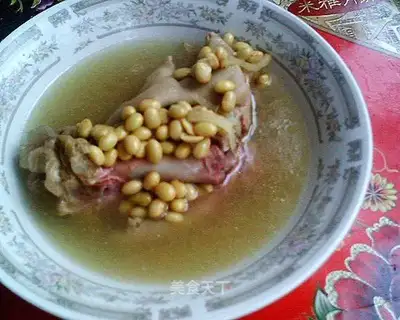 Bean-flavored pork knuckles