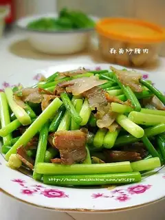 stir-fried bacon with garlic sprouts