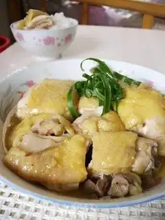 Steamed chicken with ginger and shallot through water