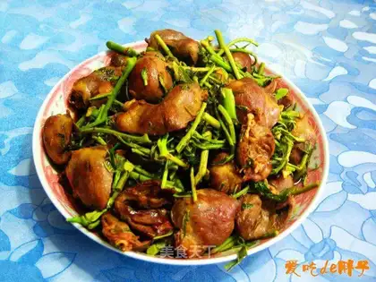 stir-fried chicken hearts with Chinese toon sprouts