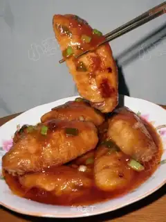 Chicken wings in tomato sauce