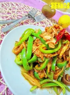 Chicken slices with green pepper in tomato sauce