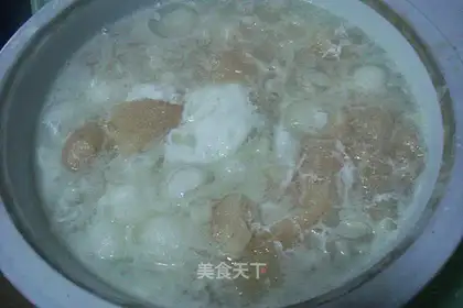 Bamboo fungus, white fungus, white gourd soup