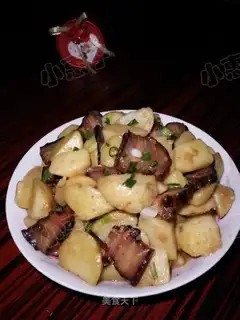 Braised potatoes with bacon