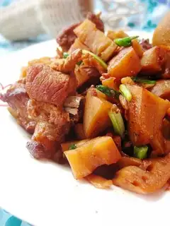 Roasted pork ribs with lotus root