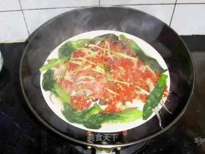 chopped pepper fish head