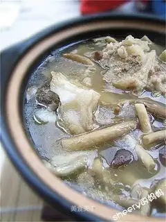 Tea tree mushroom and beef bone casserole