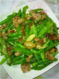stir-fried pork with small green peppers