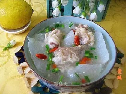 Stewed mutton feet with white radish and wolfberry