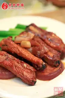 Grilled pork ribs with garlic sauce