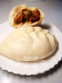 Big steamed buns stuffed with ribs
