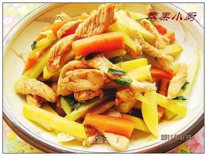 stir-fried chicken fillets with mixed vegetables and spicy food