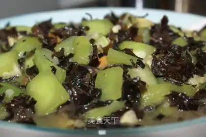 Stewed loofah with mussel and fungus