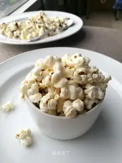 Home-made small snacks - caramel popcorn