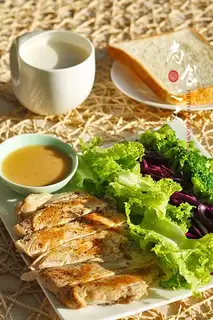 A chicken gravy salad