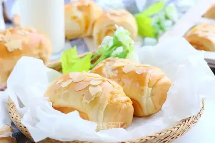 Almond souffle bread